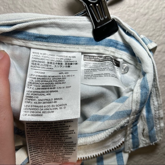 COPY - Levi's White and Blue Striped Denim Shorts with Raw Hem Size 9 - Picture 5 of 5